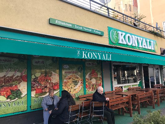 Ve čtvrti Neuköln se nachází velké množství restaurací s typickou tureckou kuchyní